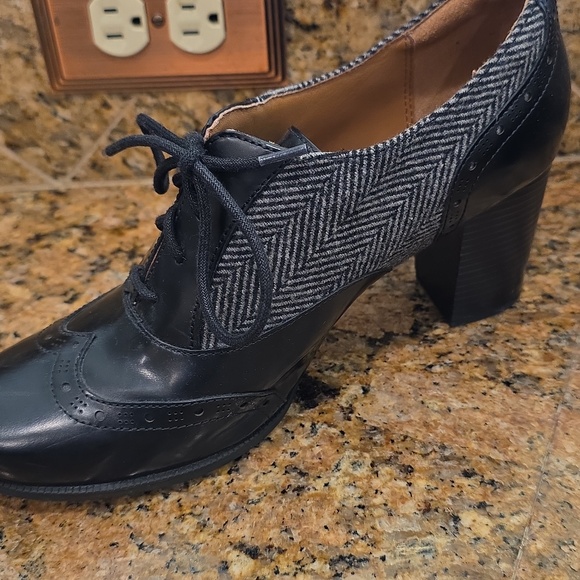 Clarks Artisan Lace Up Booties - SZ 9.5 - Picture 5 of 13